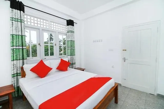 Tropical Breeze Negombo 호텔