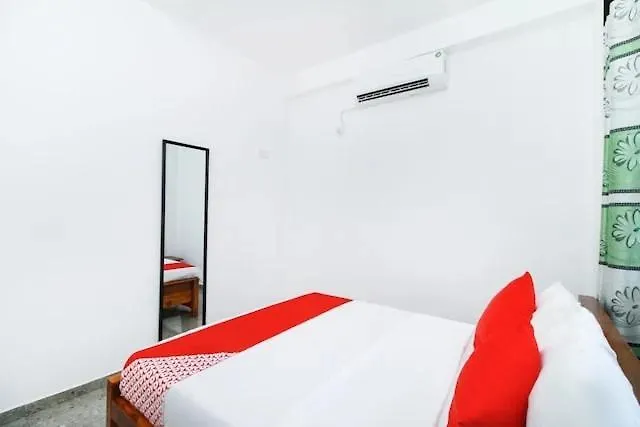 Tropical Breeze Negombo 호텔