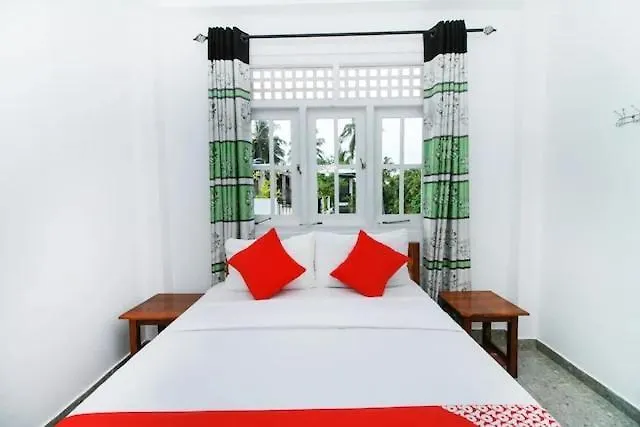 Tropical Breeze Negombo 호텔