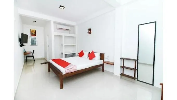 Tropical Breeze Negombo 호텔