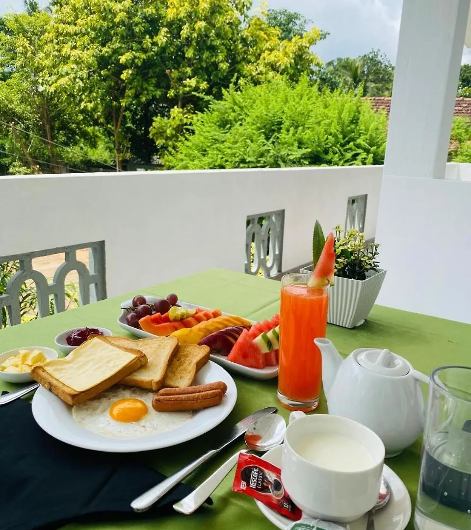 Tropical Breeze Negombo 호텔