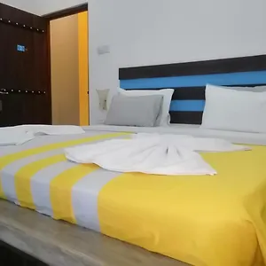Le Petit & Restaurant Hotel